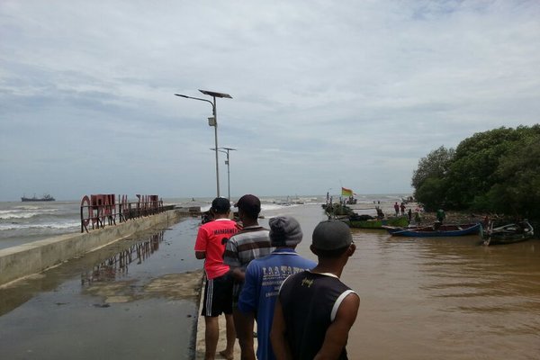  Sedikitnya 5 Kapal Rusak Akibat Ombak Besar di Semarang