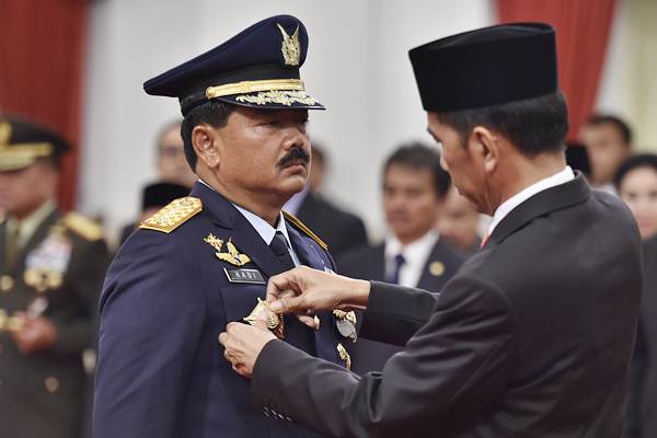 Presiden Joko Widodo (kanan) menyematkan tanda pangkat kepada Panglima TNI Marsekal TNI Hadi Tjahjanto (sebelumnya menjabat KASAU) saat upacara pelantikan di Istana Negara, Jakarta, Jumat (8/12)./ANTARA-Puspa Perwitasari