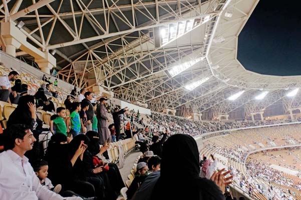  Perempuan Saudi Sekarang Bisa Nonton Bola Langsung di Stadion