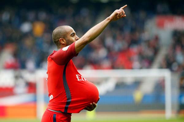  Tinggalkan PSG, Lucas Moura Pindah ke MU?