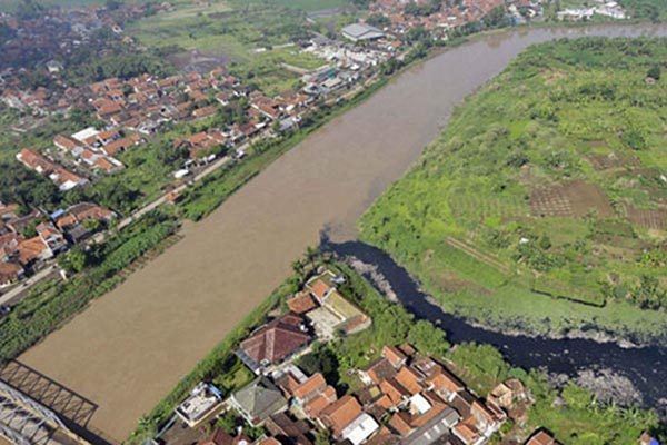  PENATAAN SUNGAI : Banyak Perusahaan Buang Limbah ke Citarum