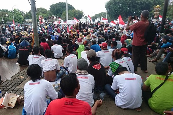  LARANGAN CANTRANG: Ribuan Nelayan Demo di Depan Istana