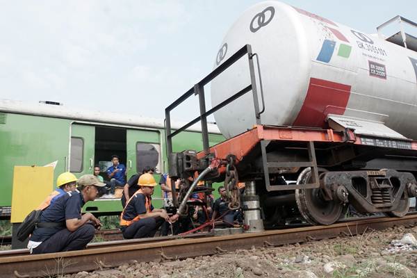  Gerbong KA BBM Anjlok di Banyumas
