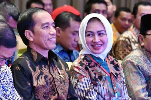 Presiden Joko Widodo (kiri) bersama Wali Kota Tangerang Selatan Airin Rachmi Diany saat penutupan Rakernas Apeksi 2017 diMalang, Jawa Timur, Kamis (20/7)./Setneg