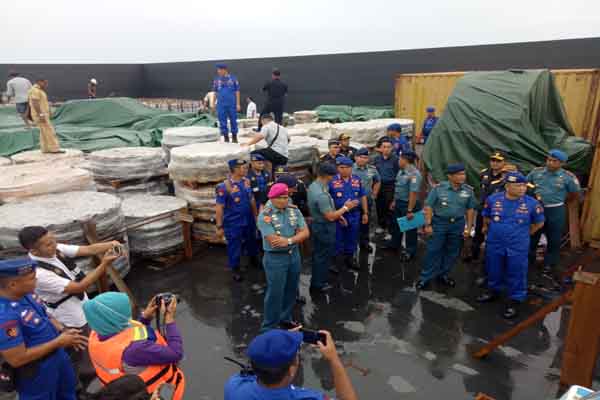  2 Tugboat Pembawa Suku Cadang Alat Berat Ilegal dari China Ditangkap