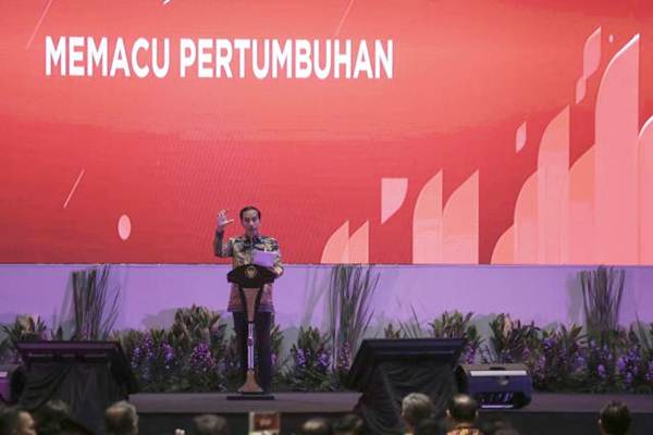  Jokowi Beri Penghargaan Bagi 3 Tokoh Inspirator Industri Jasa Keuangan