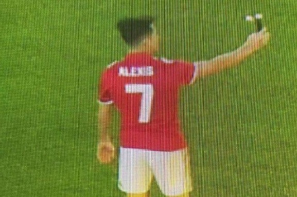  Alexis Sanchez Kepergok Pakai Kostum Nomor Keramat 7