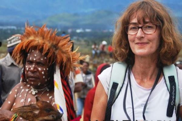 Wisatawan mancanegara berpose bersama kelompok peserta atraksi perang suku pada momentum Festival Lembah Baliem (FLB) di Kabupaten Jayawijaya, Provinsi Papua./Antara
