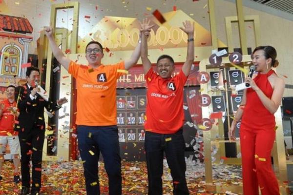 Oddie Rehata asal Indonesia (kanan) dan Zhang Xuchao dari China menjadi pemenang lomba Be a Changi Millionaire Bandara Changi, Singapura./HO Fleishman Hillard