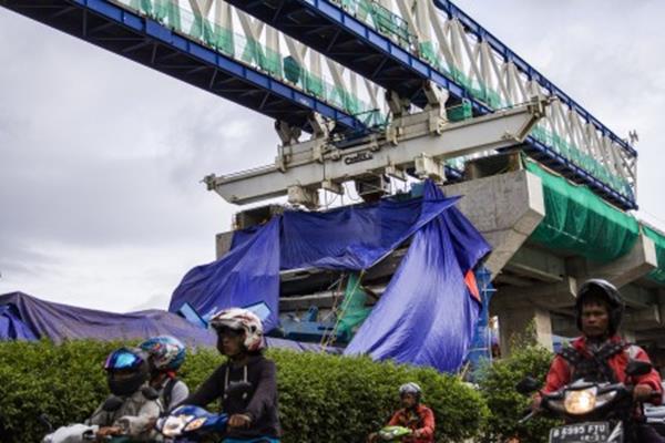  Begini Kronologi Jatuhnya Beton LRT di Pulo Gadung