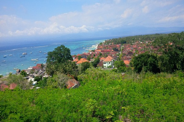 Pemandangan pesisir Pulau Nusa Penida dari salah satu puncaknya./Bisnis-Feri Kristianto