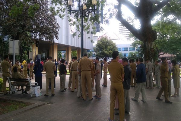  Gempa, Sandi dan Ribuan PNS DKI Berhamburan ke Halaman Balai Kota