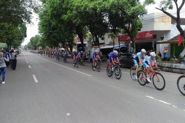  Rombongan Tour de Indonesia Tarik Perhatian Warga