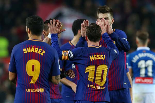 Para pemain Barcelona bersuka cita selepas menundukkan Espanyol di perempat final Copa del Rey./Reuters-Albert Gea