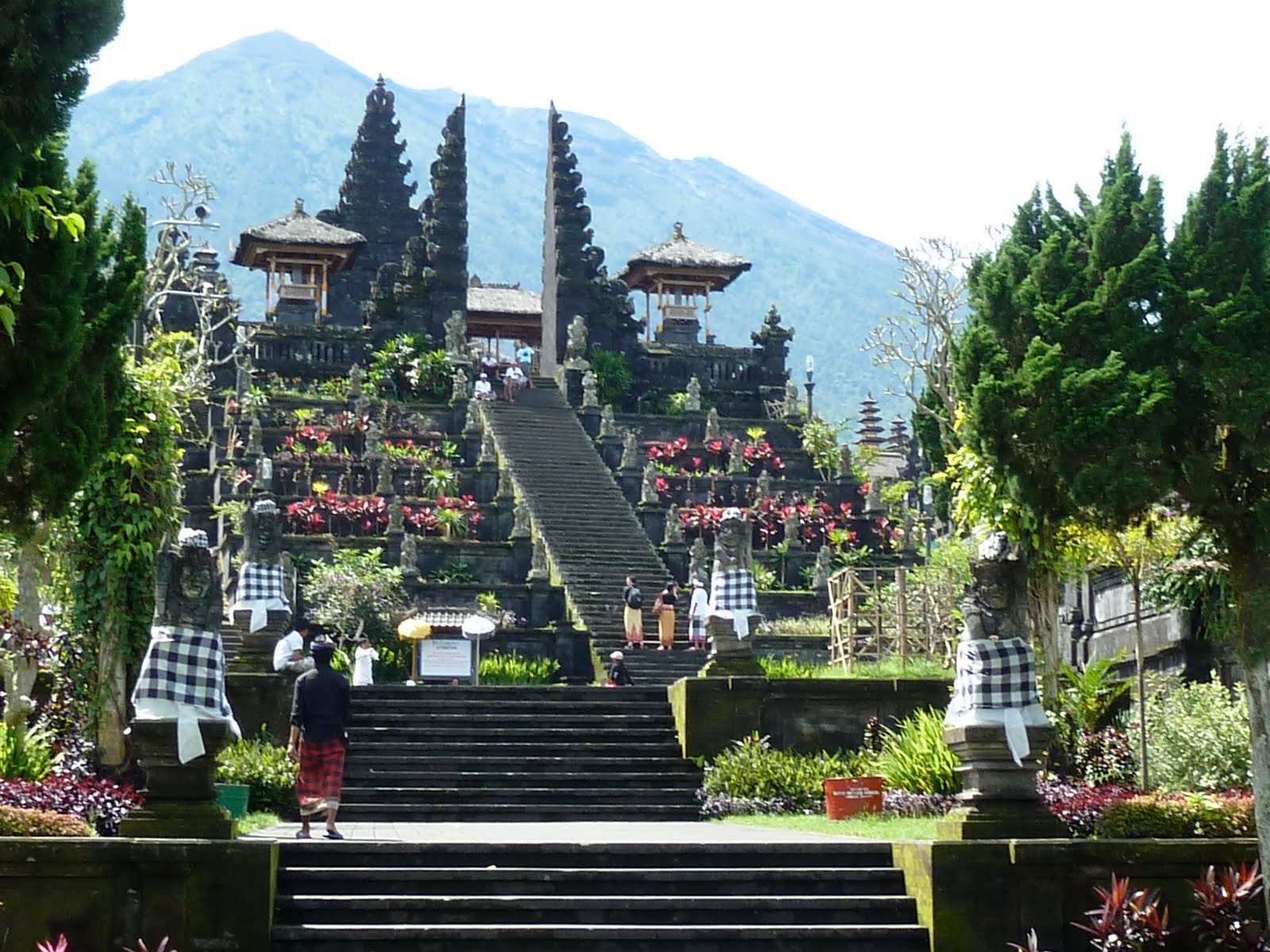  KUNJUNGAN KE BESAKIH Rata-rata 100 Wisman/Hari Meski G. Agung Awas