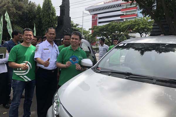  Dukung Aturan Pemerintah, Grab Pasangi Kendaraan dengan Stiker