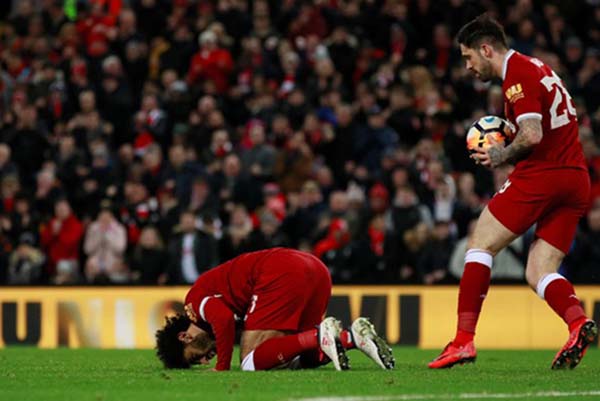Striker Liverpool Mohamed Salah melakukan sujud syukur setelah membobol gawang West Brom, disaksikan Danny Ings./Reuters-Jason Cairnduff