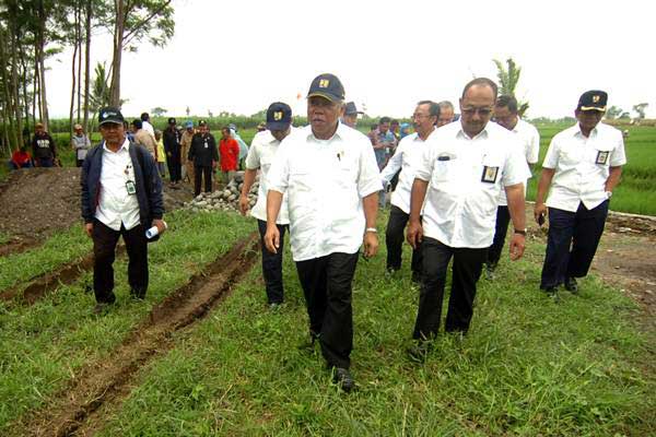 Menteri PUPR Basuki Hadimuljono (tengah) meninjau program padat karya pembangunan irigasi di Desa Dukuhlo, Kabupaten Tegal, Jawa Tengah, Senin (15/1)./ANTARA-Oky Lukmansyah