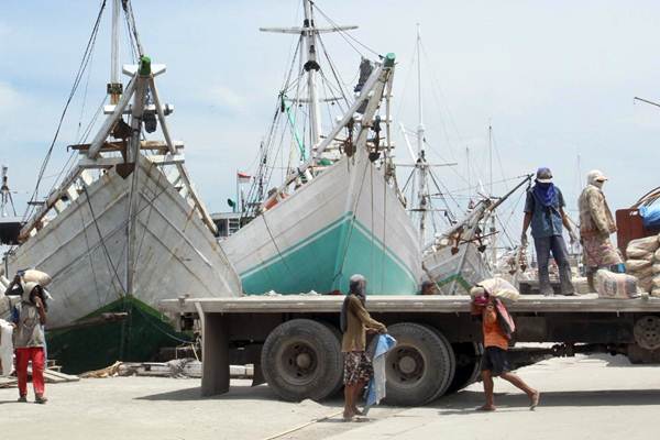  Aktivitas Bongkar Muat Semen di Pelabuhan Paotere