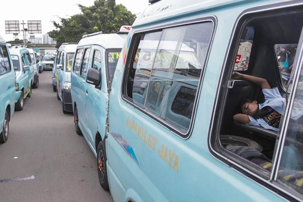  Sopir Angkutan Umum Protes Kebijakan Pemprov DKI