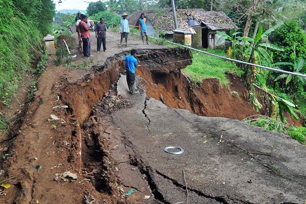  Awas Ada Jalan Longsor di Wonosobo