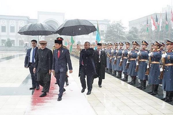  Komentar Jokowi soal Foto Danpaspampres dan Menlu Sujud di Pesawat