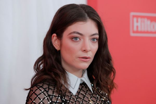  Sampaikan Terima Kasih Untuk Penggemar, Lorde Beriklan di Koran