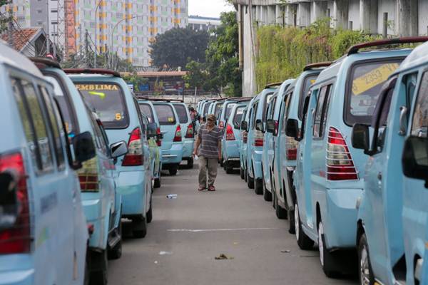  Ke Mana Anies Saat Sopir Angkot Tanah Abang Demo di Balai Kota?