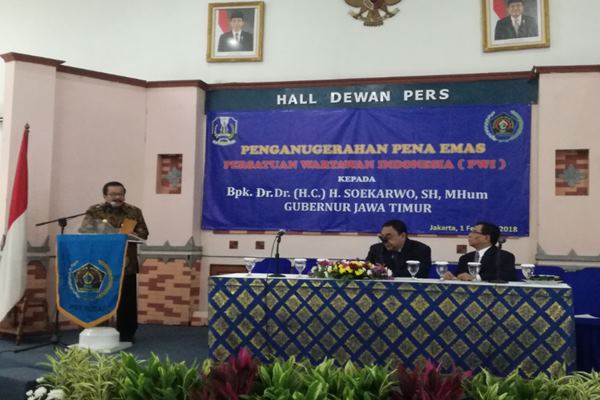  PWI Berikan Anugerah Pena Emas pada Gubernur Jatim Soekarwo