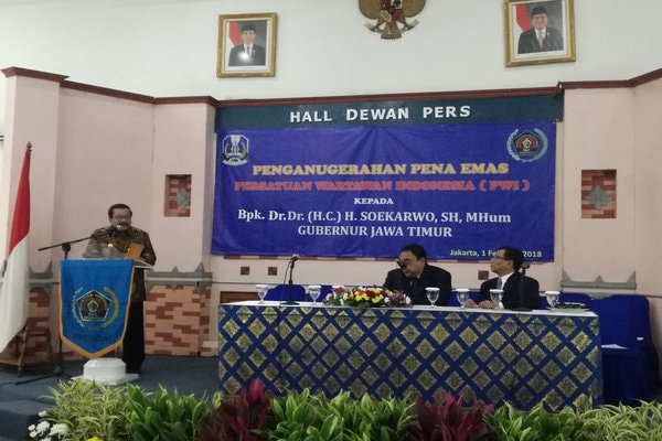  PWI Berikan Anugerah Pena Emas ke Gubernur Jatim