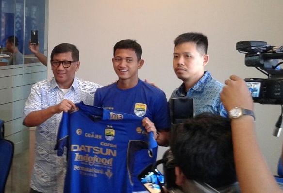 Muchlis Hadi saat diperkenalkan sebagai pemain baru Persib/Bisnis