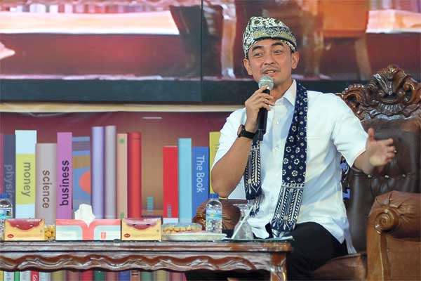 Gubernur Jambi Zumi Zola Zulkifli berbicara saat Pencanangan Gerakan Pemberdayaan Perpustakaan dalam rangkaian Dialog Semangat Literasi di Tengah Arus Kekinian di Balairung Universitas Jambi, Jumat (5/5)./Antara-Wahdi Septiawan