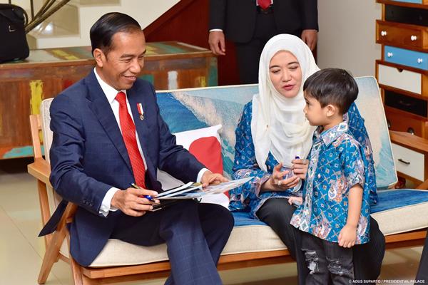  Presiden Joko Widodo melakukan takziah ke kediaman almarhum Sys NS, di kawasan Kemang Jakarta Selatan. Presiden Joko Widodo ditemui oleh istri almarhum, Shanty Whidianty, ketiga putra putrinya dan cucu lelakinya Srestha./Biro Setpres-Agung Suparto