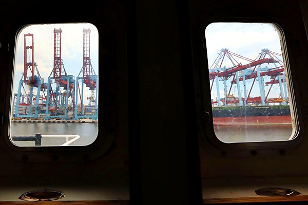 Kegiatan bongkar muat di Pelabuhan Tanjung Priok, Sabtu (1/4)./JIBI-Nurul Hidayat