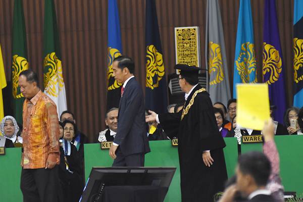  Mahasiswa UI Ini Berani Acungkan Kartu Kuning Kepada Presiden Jokowi