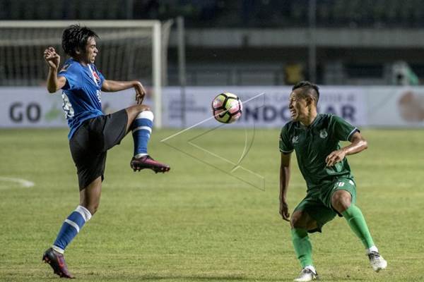 PSMS Medan Jajang Sukmara (kanan) berebut bola dengan pemain PSM Makassar Saldi (kiri) pada pertandingan Piala Presiden 2018, di Stadion Gelora Bandung Lautan Api, Bandung, Jawa Barat, Selasa (16/1)/Antara