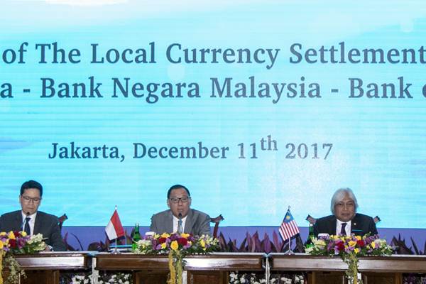 Gubernur Bank Indonesia Agus Martowardojo (tengah) bersama Gubernur Bank Negara Malaysia Muhammad bin Ibrahim (kanan) dan Gubernur Bank of Thailand Veerathai Santiprabhob (kiri) memberikan pemaparan saat peluncuran Local Currency Settlement Framework Bank Indonesia-Bank Negara Malaysia-Bank of Thailand, di Gedung Thamrin, Kompleks Bank Indonesia, Jakarta, Senin (11/12)./ANTARA-Aprillio Akbar