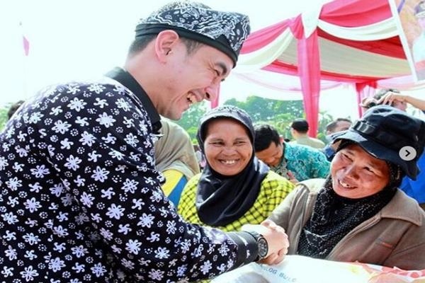 Gubernur Jambi Zumi Zola dan warga Jambi./Instagram @zumizolazulkifliforjambi