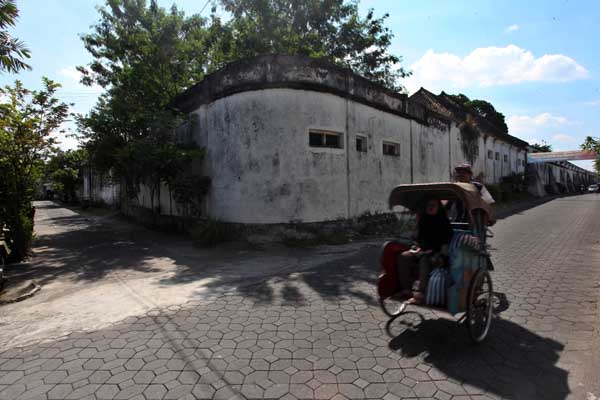 Pengguna jalan melintas di kawasan Baluwarti, Pasar Kliwon, Solo, Kamis (25/5/2017). Pemkot Solo mengembangkan beberapa desa wisata seperti Baluwarti dan Laweyan untuk menawarkan wisata budaya sekaligus mengenalkan kehidupan masyarakat Kota Solo./JIBI-M. Ferri Setiawan