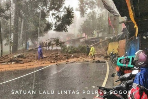  Jalur Puncak Longsor, Arus Lalu Lintas Dialihkan