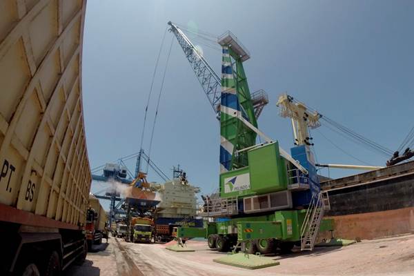  Pelabuhan Makassar Operasikan Harbour Mobile Crane Baru