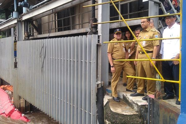  JAKARTA SIAGA BANJIR: Anies Sambangi Pintu Air Manggarai