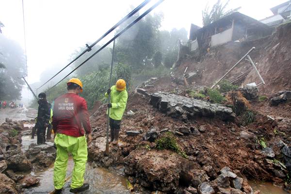  Longsor, Jalur Puncak Ditutup Sementara