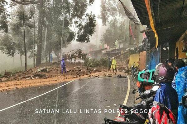  Foto-foto Banjir di Jakarta dan Jalur Puncak Longsor