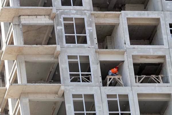 Pekerja beraktivitas di proyek pembangunan apartemen, di Makassar, Sulawesi Selatan, Selasa (5/9)./JIBI-Paulus Tandi Bone