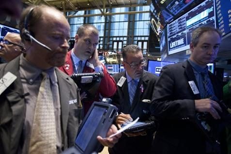  Wall Street Ditutup Melemah, Dow Jones Catat Penurunan Terbesar Dalam Sejarah