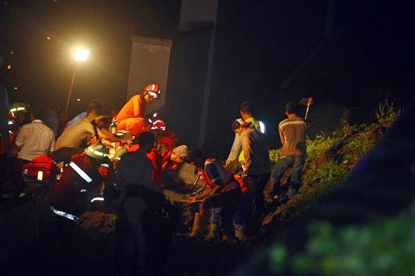  Evakuasi Korban Longsor di Terowongan Kereta Bandara Soetta