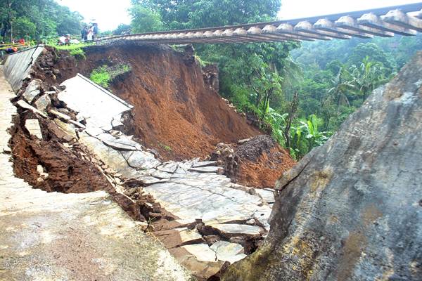  Longsor, jalur Kereta Bogor-Sukabumi Ditutup Total