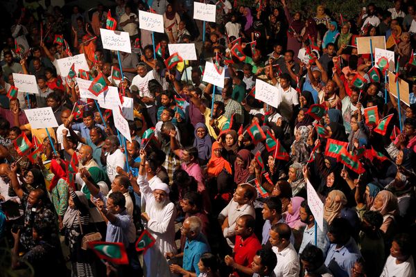 Pendukung kubu oposisi memprotes keputusan pemerintah menunda pembebasan para pemimpin mereka, termasuk mantan presiden Mohamed Nasheed, Minggu (4/2)./Reuters