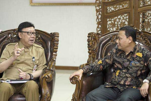Mendagri Tjahjo Kumolo (kiri) berbincang dengan Ketua Bawaslu Abhan, di kantor Bawaslu, Jakarta, Selasa (9/1)./ANTARA-Rosa Panggabean
